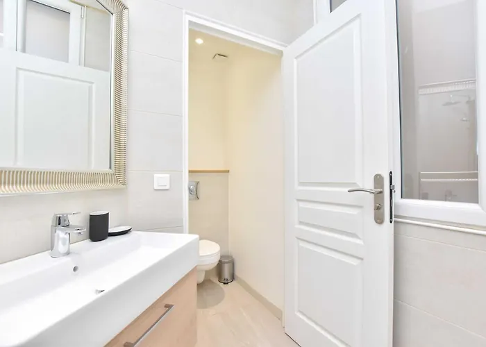 Rare Golden Triangle Amazing 1br With Terrace Office - Bail Mobilite Apartment